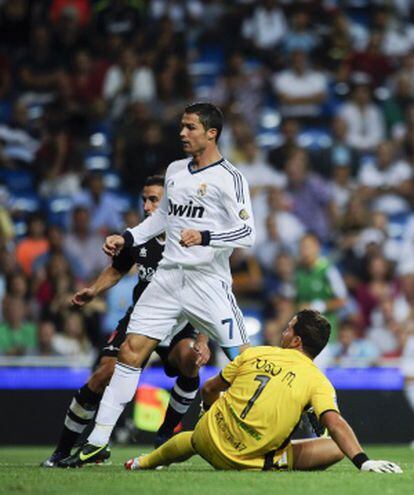 Cristiano marca su primer gol, ayer ante el Granada.