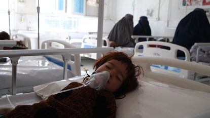 Un paciente en la sala de aislamiento de sarampión en el hospital Boost, Afganistán. Más de 440 pacientes con esta dolencia fueron atendidos aquí entre enero y febrero de 2022.