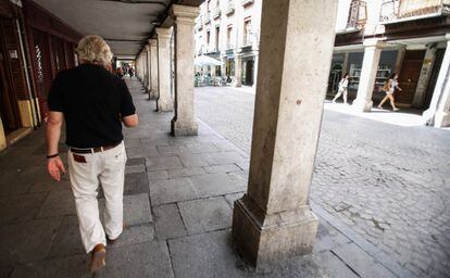 El autor de 'Las rosas del sur' camina por la calle Mayor de Alcalá de Henares, uno de sus ejes que une la plaza de los Santos Niños y la plaza Cervantes, una larga vía con soportales.