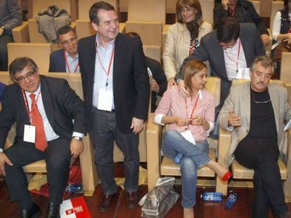 Abel Caballero, de pie, entre Modesto Pose y Carmela Silva, en el congreso de Pontevedra