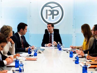 El presidente del Partido Popular Pablo Casado, en el centro, durante la reunión del Comité de Dirección del PP, este martes en la sede de Génova en Madrid.