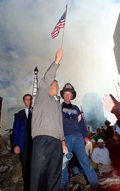 El presidente George W. Bush iza una bandera de Estados Unidos tras los ataques del 11-S de 2001.