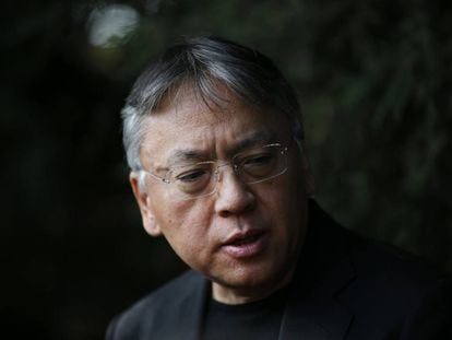 El escritor Kazuo Ishiguro atiende a la prensa en Londres después de ganar el Nobel de Literatura.