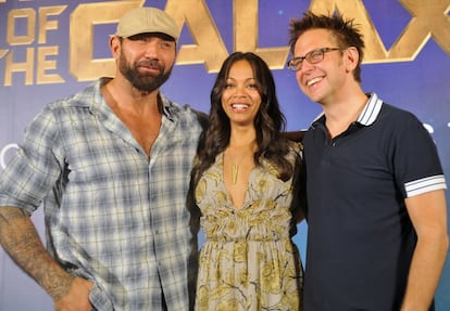  James Gunn, director de 'Guardianes de la galaxia', con Dave Bautista y Zoe Saldaña, ambos parte del reparto de la película, en una presentación en Singapur en 2014.