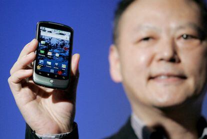 Peter Chou, director general de HTC, muestra el Nexus One.