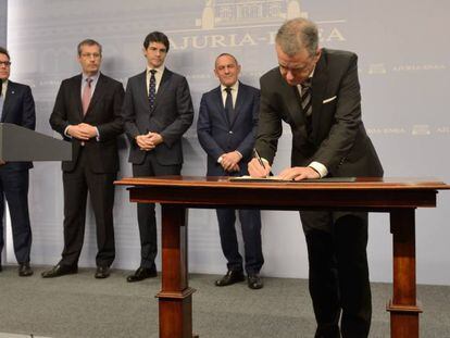 El lehendakari con los tres diputados generales durante la firma del plan. 