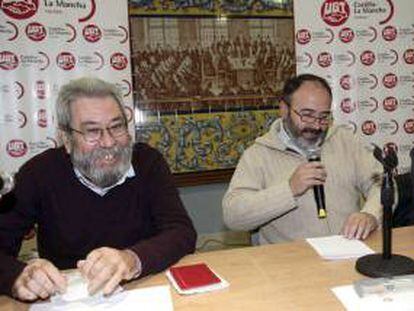 Los secretarios general y regional de UGT, Cándido Méndez (i) y Carlos Pedrosa, respectivamente, durante el acto que el sindicato ha celebrado hoy en las instalaciones de la UNED en Talavera de la Reina, en Toledo.