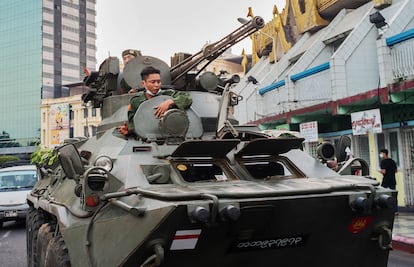 Un tanque recorre este domingo las calles de Yangón.