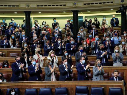 El presidente del PP, Pablo Casado, recibe el aplauso de su grupo parlamentario durante el debate de los Presupuestos Generales para el año 2022, este miércoles en el Congreso.