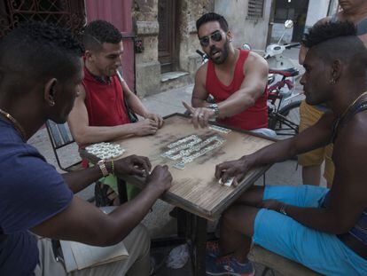 Un grupo de cubanos juega al dominó en una calle de Centro Habana esta semana.
