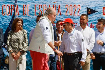 Antes de ir al puerto, el jefe del Estado español durante 39 años ha querido desayunar “fuerte”, junto al alcalde de Sanxenxo, Telmo Martín, y a Pedro Campos, según ha contado este. 