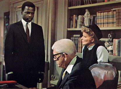 Sidney Poitier (Miami, 20 de febrero de 1927) se subió primero a las tablas de un teatro y, desde allí, como luego haría en el cine, se empeñó en desafiar las convenciones raciales de su momento. En 1963, Poitier consiguió ser el primer actor afroamericano en ganar el Oscar al mejor actor por su interpretación en 'Los lirios del valle'. Luego encadenó varios filmes brillantes, como 'Rebelión en las aulas', 'En el calor de la noche' y 'Adivina quién viene a cenar esta noche', a la que pertenece este fotograma. 38 años después de su Oscar como actor la Academia volvió a reconocerle al entregarle el galardón honorífico.