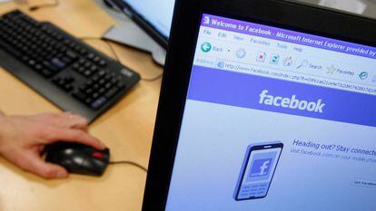 Página de Facebook en la pantalla de un ordenador.