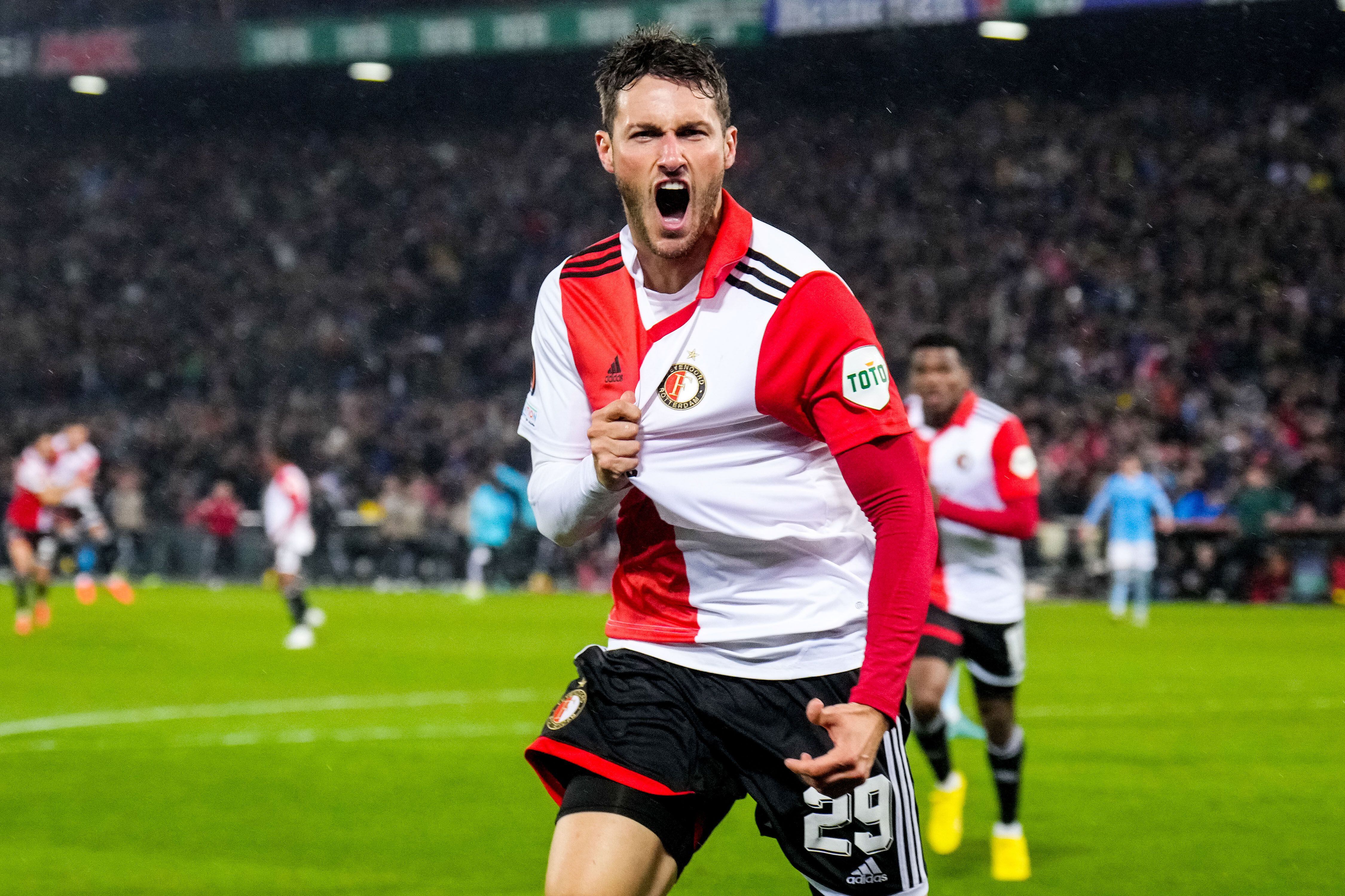 Santiago Giménez celebra un gol con el Feyenoord.