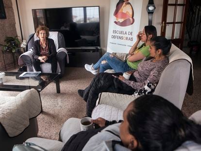 Patricia Jirón, psicóloga y exiliada del Chile de Pinochet (al fondo) en un reciente encuentro grupal con defensoras de derechos humanos de diferentes países.