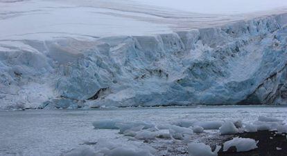 Parte delantera del glaciar Johnsons, con su característico color azul. En primer plano, fragmentos de bras generados por el propio glaciar.