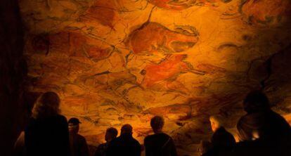 Un grupo de turistas observa la r&eacute;plica de la cueva de Altamira en Santillana del Mar.
 
 