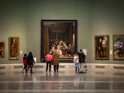 Varias personas contemplan el cuadro de Velázquez 'Las Meninas' en el Museo del Prado en marzo.