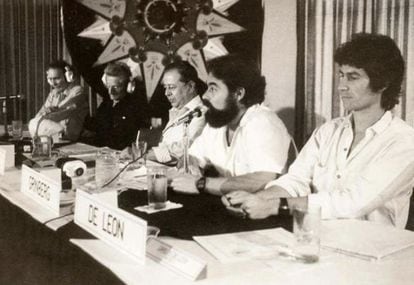 Jacobo Grinberg, al centro, durante una charla en los años ochenta.