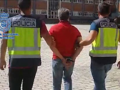 El presunto jefe mafioso Domenico Paviglianiti, trasladado por dos policías después de su arresto el pasado martes en Madrid.