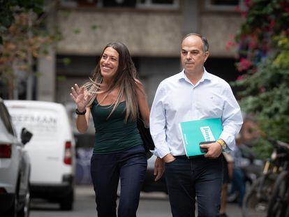 La diputada electa de Junts, Míriam Nogueras, y el número dos del partido, Jordi Turull, a su llegada a la sede de la formación el lunes.
