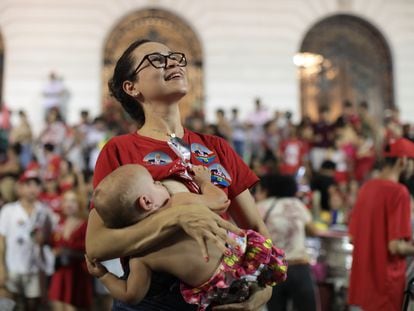 Una mujer con su hija celebraba la victoria de Lula en las elecciones presidenciales brasileñas.
