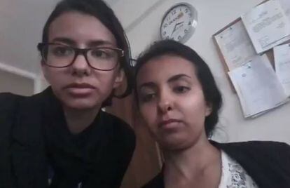 Las hermans Ashwaq y Areej Hamoud, de 30 y 28 años, denuncian que huyeron de Arabia Saudí tras años de malos tratos por parte de su familia.