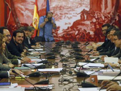 Representantes del PSOE, Podemos, IU y Comprom&iacute;s durante la reuni&oacute;n que han mantenido esta tarde en el Congreso.