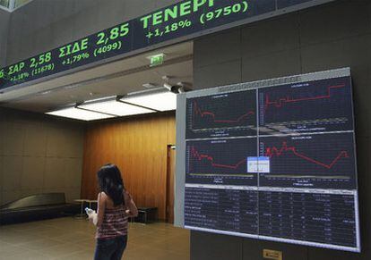 Panel electrónico en el que se registran las subidas y bajadas de la jornada en la Bolsa de Atenas, antes de que se conociera los resultados de la cumbre.