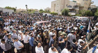 Una multitud asiste al funeral de Eyal Ifrach, uno de los tres jóvenes israelíes asesinados en Cisjordania.