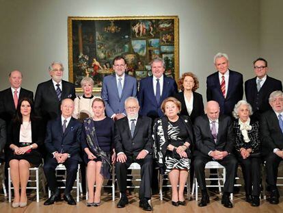 Foto de familia de la entrega de medallas de la Orden de Alfonso X El Sabio en el Museo del Prado.