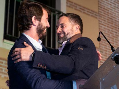 El líder de Vox, Santiago Abascal, a la derecha, abraza al vicepresidente de Castilla y León, Juan García-Gallardo, de su partido, el pasado viernes en Valladolid.