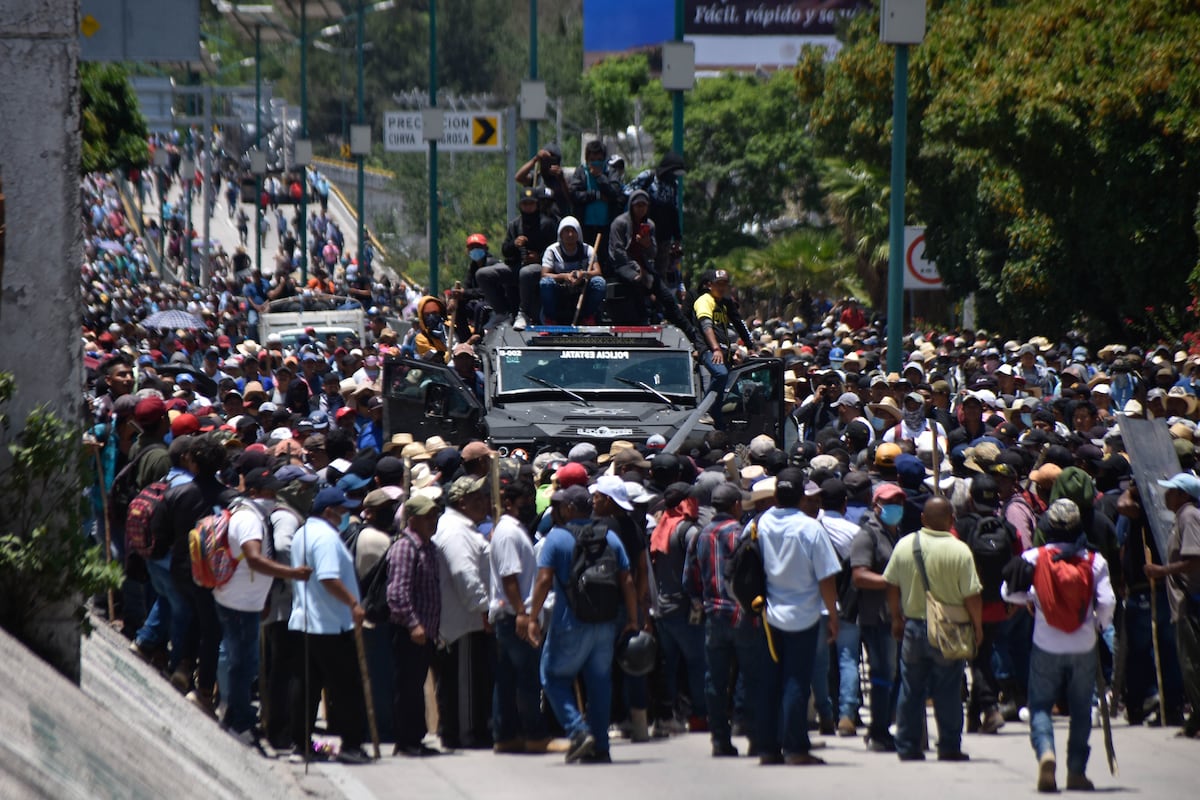 Caos en Chilpancingo: civiles chocan con policías y toman el Congreso de Guerrero con un vehículo blindado