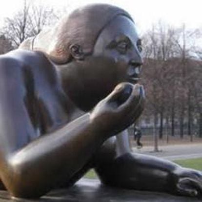 Escultura 'Mujer fumando', del artista colombiano Fernando Botero