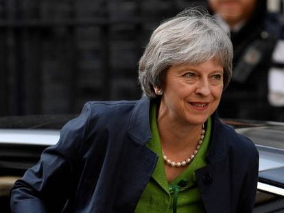 La primera ministra del Reino Unido, Theresa May, regresa a su residencia de Downing Street el pasado 12 de junio