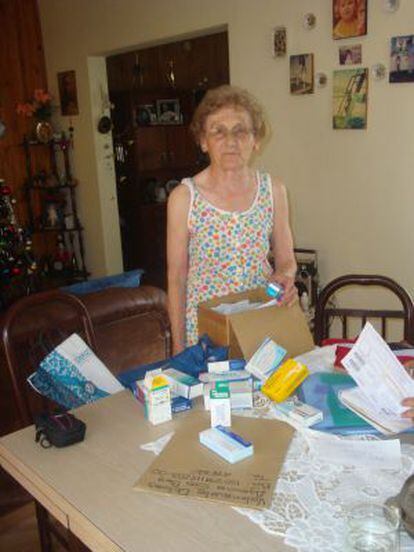 Lola Valenzuela muestra en su casa de Argentina medicinas que necesitan y que paga con ayuda de la Junta.