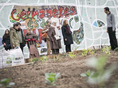 Vecinos del barrio de L&rsquo;Esquerra de l&rsquo;Eixample visitan el solar donde estaba el antiguo convento de las Germanetes.