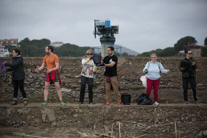 Els voluntaris s'organitzen i coordinen a la platja d'Arenys de Mar.