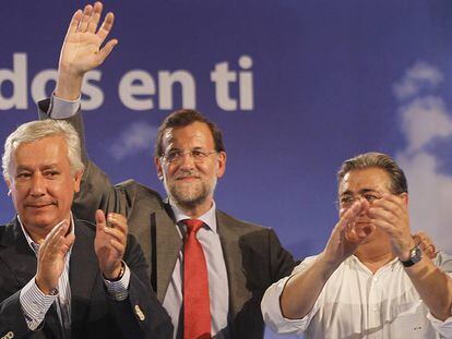 Mariano Rajoy junto a Javier Arenas (i) y Juan Ignacio Zoido (d), en una imagen de archivo.