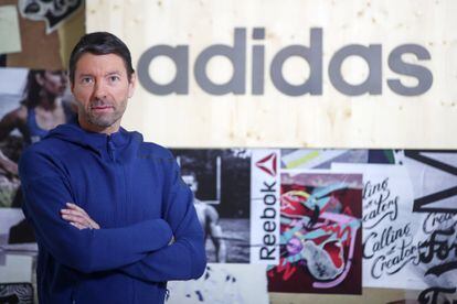 El CEO de Adidas, Casper, Rorsted frente a carteles de la marca alemana y Reebok en Herzogenaurach, Alemania, en marzo.