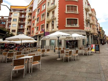 Una terraza vacía en una calle de Aranda de Duero (Burgos), tras haber sido aislada por la Junta de Castilla y León para contener elCovid-19.