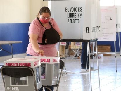 Una mujer vota en la consulta popular del 1 de agosto en Pachuca, Estado de Hidalgo.