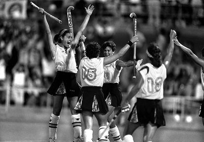 Les jugadores de l'equip espanyol d'hoquei celebren el gol que els donava el triomf contra Corea dos minuts abans del final de la pròrroga, a Barcelona 1992.