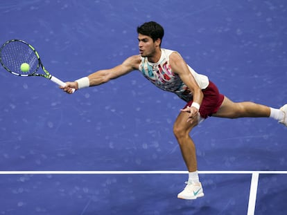 Carlos Alcaraz disputando el partido contra Alexander Zverev, en el US Open.