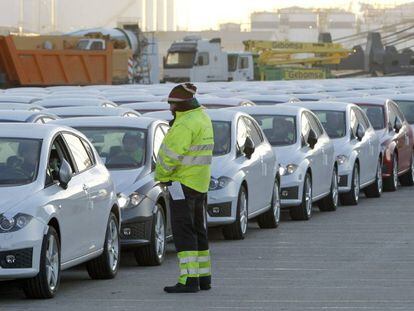 Un operario controla el embarque de coches para exportaci&oacute;n. 