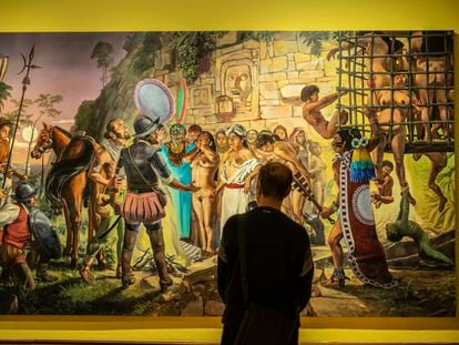 Un visitante frente al cuadro 'Cortés y Malinche en Centla' (2019), de Daniel Lezama, en el Museo Nacional de Arte, en Ciudad de México.