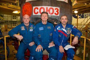 El astronauta de la NASA Scott Kelly (izquierda) y los cosmonautas rusos Gennady Padalka  (centro) y Mijail Kornienko, ante la nave Soyuz TM en la que viajarán a la Estación Espacial Internacional. 