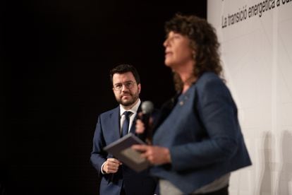 El presidente de la Generalitat, Pere Aragonès, observa a la consellera de Acción Climática de la Generalitat, Teresa Jordà, en un acto, la semana pasada.