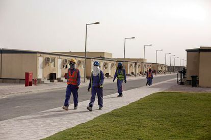 Casi 1,5 millones de inmigrantes trabajan a destajo construyendo estadios para el Mundial de Qatar 2022.