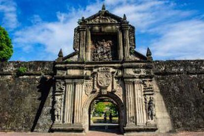 Entrada al fuerte de Santiago, en Intramuros, el barrio colonial español de Manila (Filipinas).